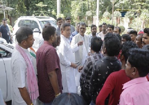 नीलकंठ कंपनी ने किया बेरोजगार, प्रभावित मिले सांसद से