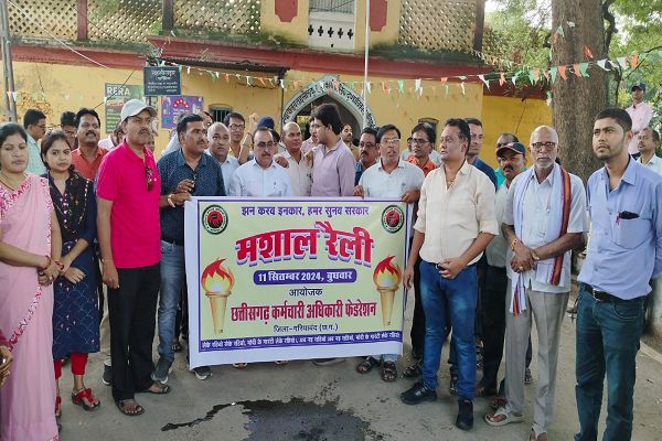  चार सूत्रीय मांगों को लेकर अधिकारी कर्मचारी फैडरेशन ने प्रदेश के मुखिया के नाम सौपा ज्ञापन