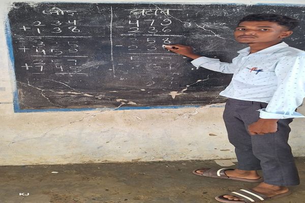 ईंट उठाने वाले हाथों में है अब चाक, नौकरी से बदलेगी पहाड़ी कोरवा की तकदीर