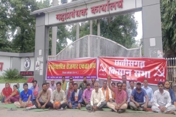 कुसमुंडा जीएम कार्यालय के मुख्य द्वार का तालाबंदी कर किया प्रदर्शन