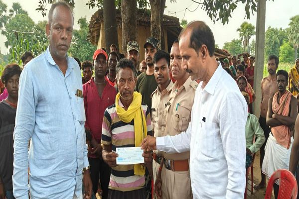 मुख्यमंत्री के निर्देश पर एलुमिना प्लांट हादसे में 4 मृत लोगों के आश्रितों को 15-15 लाख रूपए की मुआवजा राशि प्रदत्त