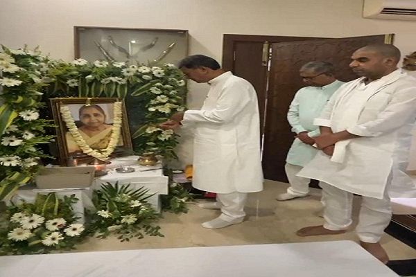  कौशल्या देवी महतो को श्रद्धांजलि देने पहुंचे नेता प्रतिपक्ष