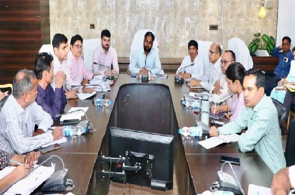पेंशन प्रकरणों का निराकरण गंभीरता से करें अधिकारी : कलेक्टर