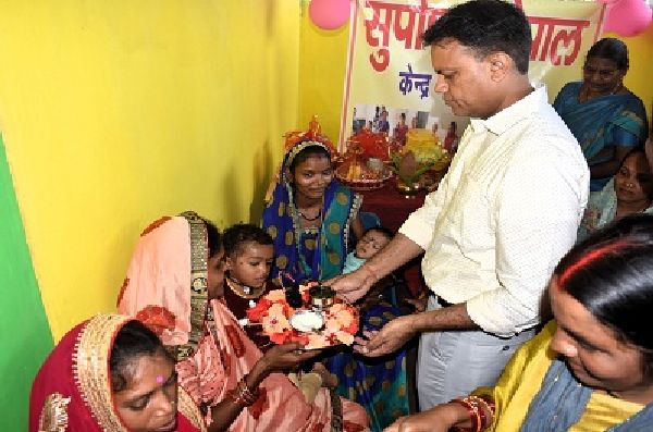 कलेक्टर ने आंगनबाड़ी केन्द्र भूलनडबरी में पहुँचकर सुपोषण चौपाल का किया निरीक्षण