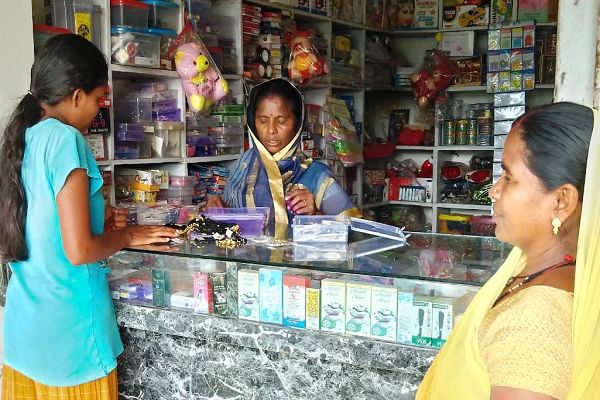 स्व सहायता समूह की महिलाएं कर रहीं फैंसी स्टोर्स का संचालन