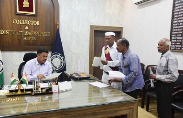 साप्ताहिक जनदर्शन में कलेक्टर ने सुनी लोगों की समस्याएं