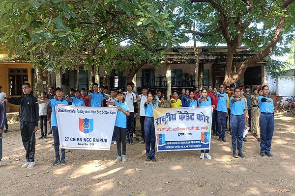 27 छ.ग.बटालियन एनसीसी के छात्र सैनिकों ने चलाया स्वच्छ भारत अभियान। 