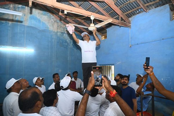 विजय शर्मा ने स्वामी करपात्री स्कूल में श्रमदान कर स्वच्छता का संदेश दिया