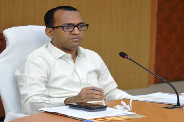 बिना ढंके राखड़ परिवहन करने वाले और ओवर लोडेड वाहनों पर की जाए अर्थदण्ड की कार्यवाही : कलेक्टर