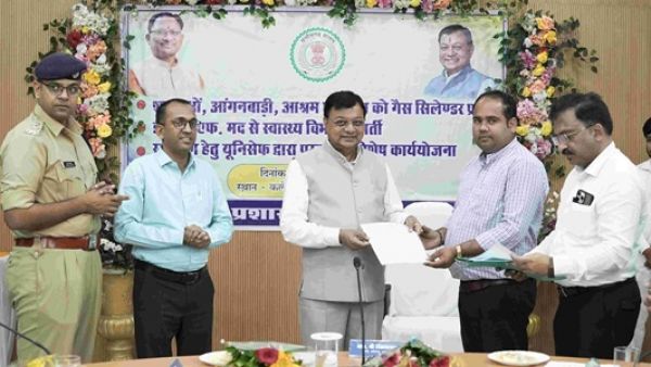 लखन लाल देवांगन ने स्वास्थ्य कर्मियों और अतिथि शिक्षकों को प्रदान किया नियुक्ति पत्र