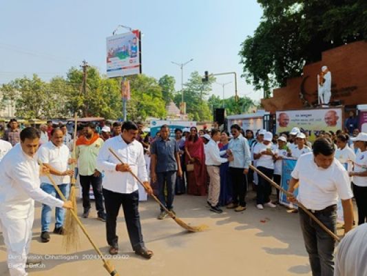 गांधी जयंती पर झाड़ू लेकर सड़क पर उतरे विधायक व महापौर