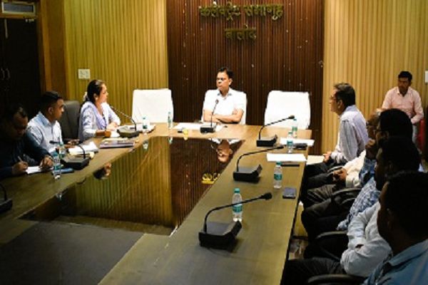 कलेक्टर ने ली जिले के गौण खनिज पट्टेधारी, अनुज्ञाधारी एवं परिवहनकर्ताओं की बैठक