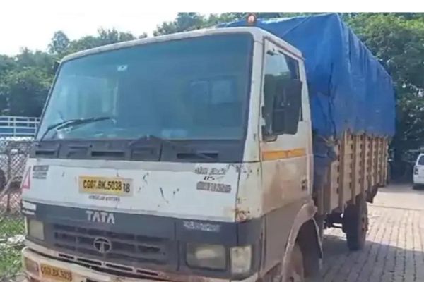 अवैध गुटखा फैक्ट्री में पुलिस का छापा, 85 बोरी गुटखा समेत 10 गिरफ्तार