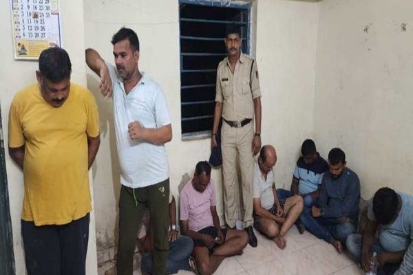 जुए की महफिल पर पुलिस का छापा, पार्षद-पत्रकार सहित 16 जुआरी गिरफ्तार