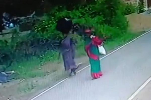 सफाई का झांसा देकर महिलाओं ने पार किए लाखों के गहने...