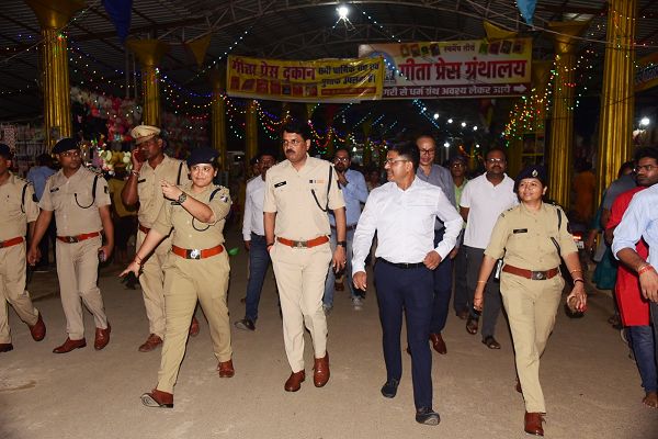 कलेक्टर एसपी ने नवरात्रि के दौरान महामाया मंदिर परिसर में व्यवस्था का लिया जायजा*  *सुरक्षा, ट्रैफिक, बिजली, पार्किंग, साफ-सफाई की उचित व्यवस्था के दिए निर्देश*