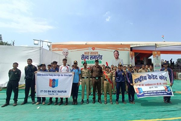 27 छ ग बटालियन रायपुर से सेजेस राजिम के छात्र सैनिक भव्य शसस्त्र सैन्य समारोह में हुए शामिल।