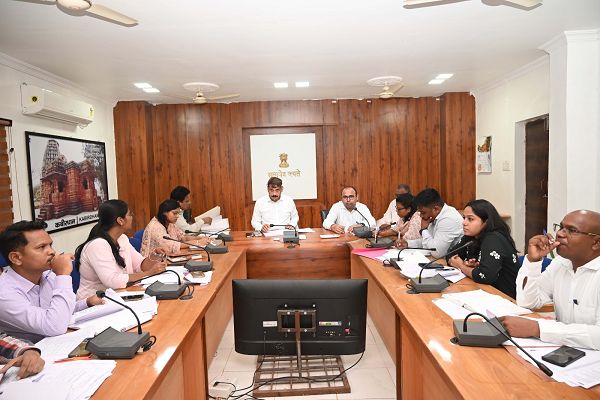 राजस्व के लंबित प्रकरणों का समय-सीमा में त्वरित निराकरण करना सुनिश्चित करें-कलेक्टर श्री वर्मा