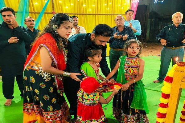 गरियाबंद नवरात्रि में गुजारती समाज के गरबा की धूम :माता के दर्शन कर डांडिया में ​थिरके नैना बेन से लेकर प्रियल बेन तक के कदम