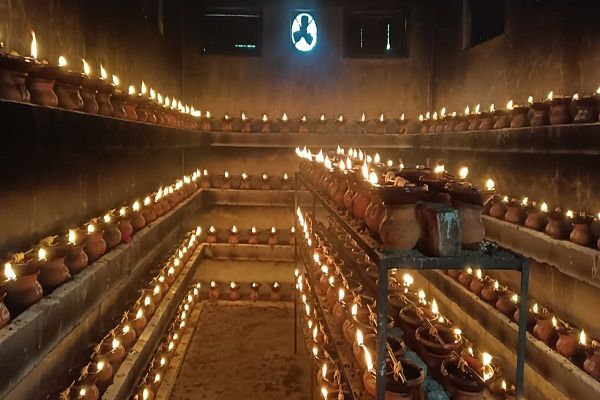 पूजा अर्चना व जय जयकारों से गुंजा रहा देवी मंदिर                       