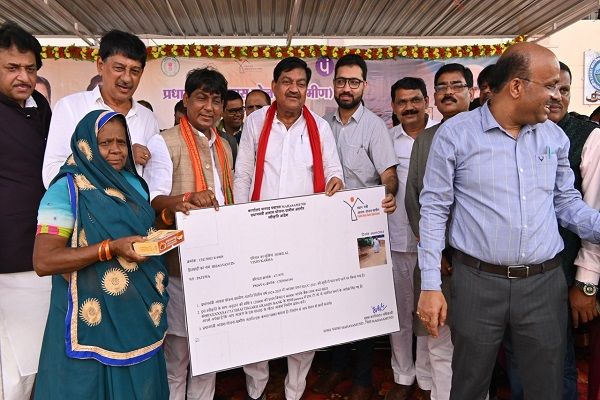 खाद्य मंत्री श्री बघेल के हाथों महासमुंद जिले के 21 हजार से अधिक हितग्राहियों को मिला पीएम आवास की स्वीकृति पत्र