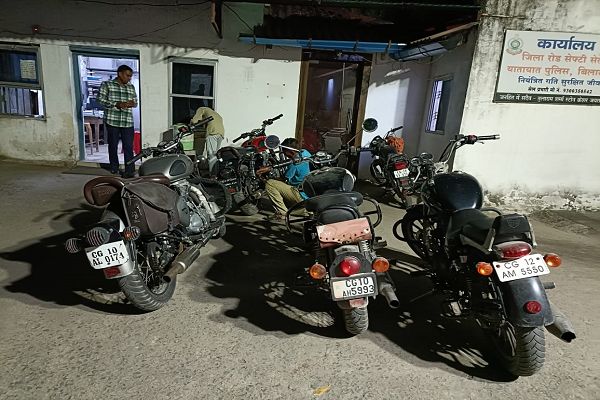 मोडिफाइड साइलेंसर पर फिर कसा यातायात का शिकंजा 50 से अधिक वाहनों पर हुई कार्यवाही