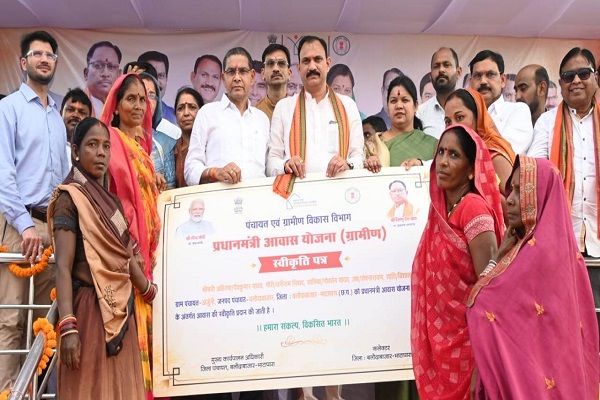 मंत्रीद्वय श्री जायसवाल और श्री वर्मा ने प्रधानमंत्री आवास योजना अंतर्गत स्वीकृत आवासों का किया भूमिपूजन