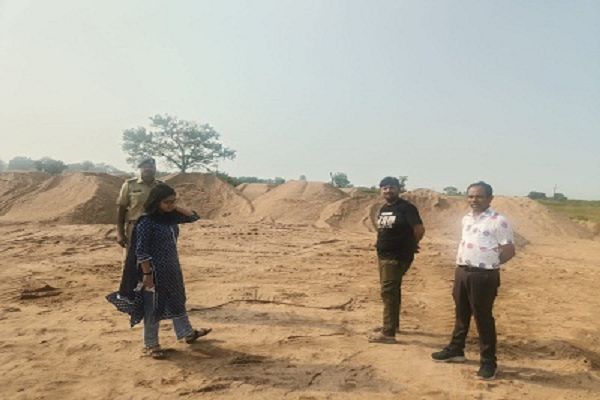 एसडीएम ने की अवैध रेत डंपिंग पर कारवाई