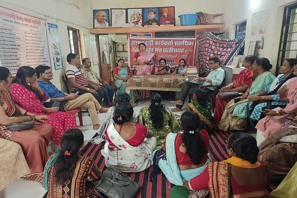 आंगनबाड़ी कार्यकर्ता-सहायिका कर रहीं बड़े आंदोलन की तैयारी