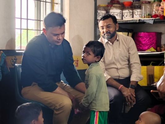 कलेक्टर ने किया आंगनबाड़ी केन्द्र सोरर का निरीक्षण