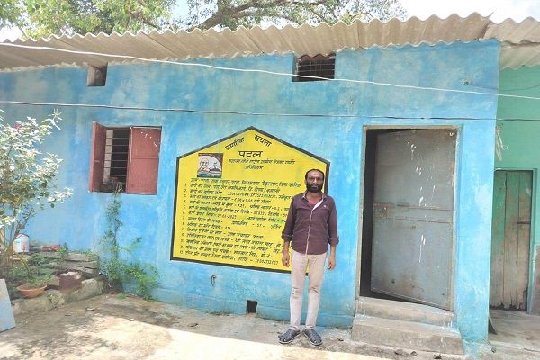 दुग्ध उत्पादन से अतिरिक्त आमदनी का लाभ ले रहे हैं मनरेगा के लाभार्थी श्री दीपक