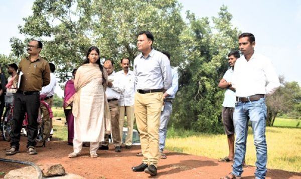 कलेक्टर ने ग्राम शिकारीटोला में अमृत सरोवर का किया निरीक्षण