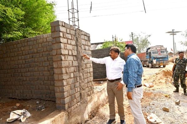 कलेक्टर ने पंडरिया के दूरस्थ ग्रामों का दौरा कर विकास कार्यों का किया निरीक्षण