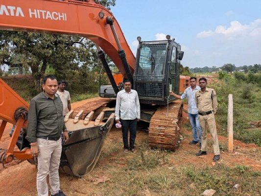 अवैध उत्खनन करते दो चैन माउंटेन मशीन जप्त
