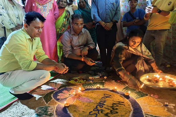 कलेक्टर ने पीएम आवास योजना के हितग्राहियों के घर से की दीपोत्सव की शुरुआत
