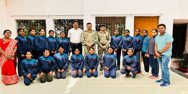 *नक्सल प्रभावित क्षेत्र के खिलाड़ियों ने पुलिस अधीक्षक श्री धर्मेंद्र सिंह(IPS) से की मुलाकात*  *पुलिस अधीक्षक ने खिलाड़ियों का हौसला बढ़ाते हुए दीं शुभकामनाएं*