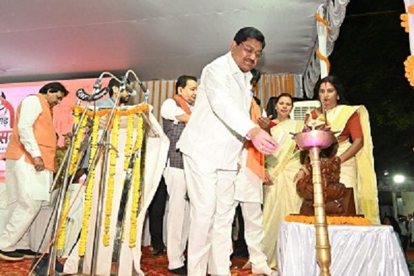 दयाल दास बघेल ने जिला स्तरीय राज्योत्सव का दीप प्रज्वलन कर किया शुभारंभ