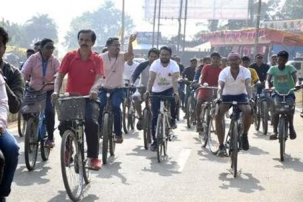 बस्तर ओलंपिक के सफल क्रियान्वयन के लिए निकाली गई सायकल रैली