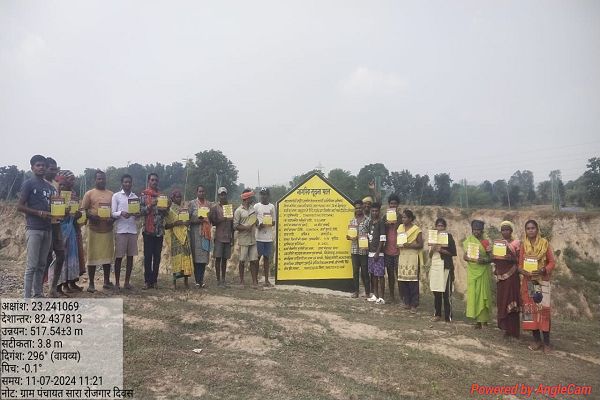 जाब कार्ड अपडेट करते हुए कार्यस्थलों पर मनाया गया रोजगार दिवस