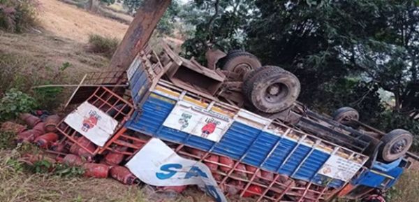 गैस सिलेंडर से भरा ट्रक अनियंत्रित होकर सड़क किनारे पलटा