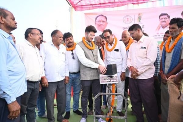 कलेक्टर ने खरीदी केंद्र में सजाया कांटा-बांट, किसान का धान तौलकर किया मुंह मीठा