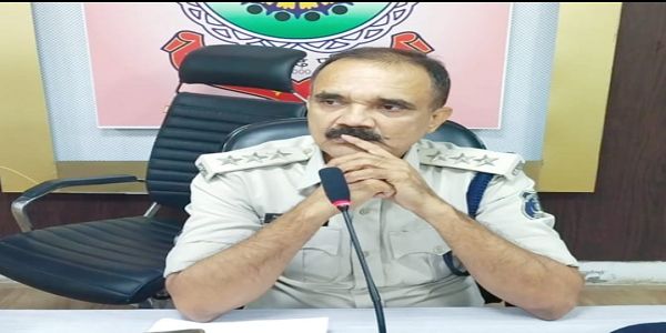 संडे बाजार हटाए जाने के बाद,गोल बाजार सदर बाजार के व्यापारियों को दी गई बैठक में सख्त हिदायत।,ट्रैफिक डी0एस0पी0 परिहार ने कहा - सुगम यातायात व्यवस्था में किसी प्रकार का समझौता नहीं होगा