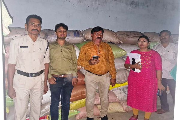 ग्राम अंकोरी में 879 कट्टा धान जब्त