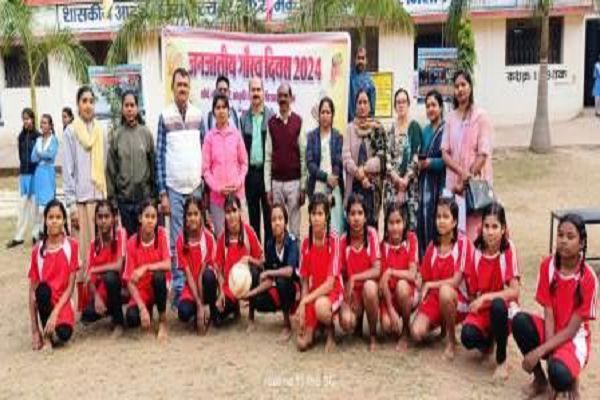 बिरसा मुंडा की जयंती पर बैकुंठपुर में जनजातीय गौरव दिवस मनाया