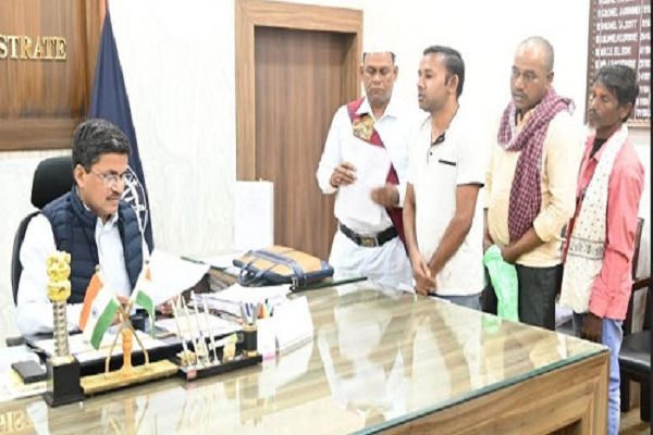 जनदर्शन में कलेक्टर ने सुनी लोगों की समस्याएं