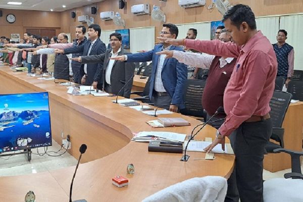 संविधान दिवस : निगम आयुक्त और जिला पंचायत सीईओ सहित अधिकारी-कर्मचारियों ने पढ़ी संविधान की प्रस्तावना