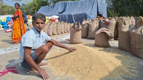 उपार्जन केंद्र में हुई धान की तौल, गोटीलाल को मिला मेहनत का पूरा मोल