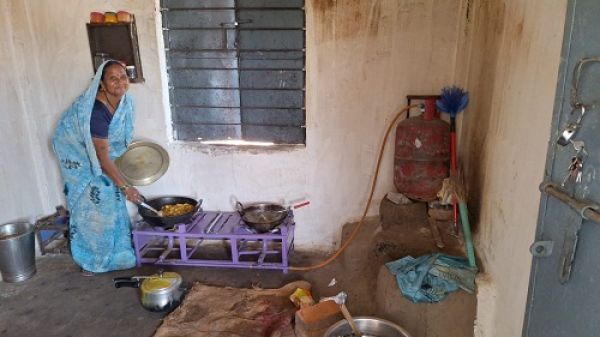 आंगनबाड़ी केंद्रों और स्कूल-आश्रमों में मिली धुँए से मुक्ति