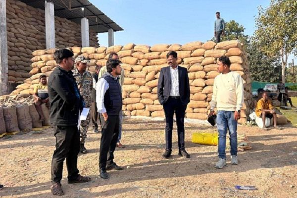 कलेक्टर ने धान खरीदी केन्द्रों का किया औचक निरीक्षण