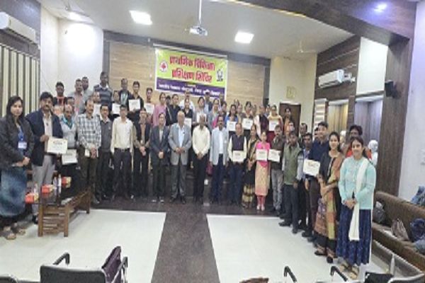 रेडक्रॉस ने प्राथमिक चिकित्सा की जानकारी देने लगाया प्रशिक्षण शिविर